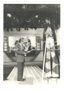 1990 ca TELEMIKE Mike BONGIORNO con Giulio MARLIA sui trampoli *Foto Fotografia di agenzia. CONDIZIONI: FAIR (lievi difetti di stampa)FORMATO: 18x24 cm  originale e autentica 1