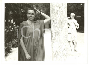 1985 ca COSTUME Marina RIPA DI MEANA in giardino *Foto VINTAGE 24x18 cm