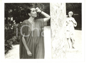 1985 ca COSTUME Marina RIPA DI MEANA in giardino - Foto VINTAGE 24x18 cm
