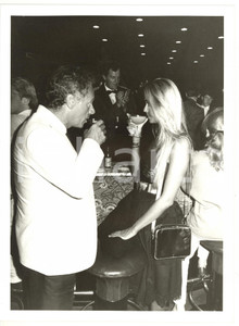 1990 ca COSTUME ITALIA Johnny DORELLI a un party con Gloria GUIDA *Fotografia