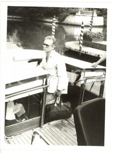 1990 ca VENEZIA Johnny DORELLI sale in motoscafo - Foto 18x24 cm