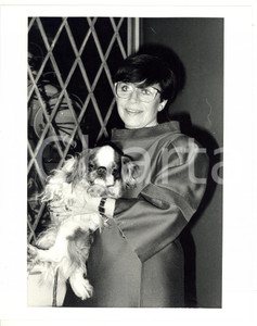 1985 ca MILANO - COSTUME Franca VALERI con il suo cane *Foto VINTAGE 20x25 cm