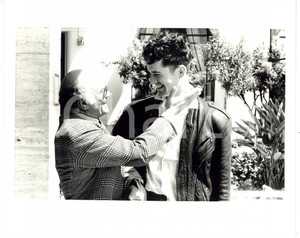 1987 CANNES Festival del Cinema - Francesco ROSI scherza con Rupert EVERETT 