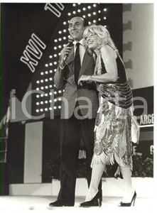 1985 TAORMINA XVI FESTIVAL CINEMATOGRAFICO Pippo BAUDO e Monica VITTI sul palco
