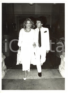 1985 ca VENEZIA - CINEMA Melina MERKOURI e Jack LANG mano nella mano *Foto 18x24