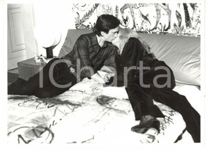 1986 RAI CINEMA Lino CAPOLICCHIO bacia Mara VENIER sul set di "Atelier" - Foto