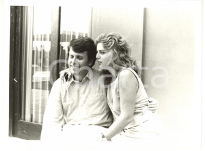 1984 CINEMA Maurizio MICHELI abbraccia Ania PIERONI *Foto VINTAGE 24x18 cm
