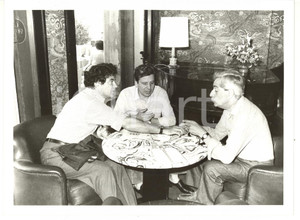 1985 ca VENEZIA Ciga Hotels - Cornelio BRANDINI al bar con Enzo BETTIZA *Foto