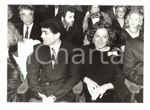 1990 ca COSTUME Patrizio OLIVA in platea con Paola MAGON *Foto VINTAGE 24x18