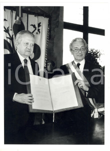 1991 FIRENZE MÃ¡rio SOARES riceve cittadinanza onoraria da Giorgio MORALES *Foto Fotografia di agenzia, scattata in occasione del conferimento della cittadinaza onoraria a M&aacute;rio Soares. CONDIZIONI: G (ma lieve difetto di stampa)FORMATO: 18x24 cm     originale e autentica 1
