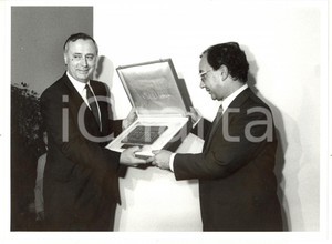 1985 ca MILANO Carlo TOGNOLI e Gianpiero CANTONI mostrano targa di Milano *Foto