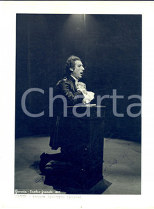 1955 BRESCIA Teatro Grande - Tenore Agostino LAZZARI - Foto con autografo 18x24   Fotografia d'epoca, scattata in occasione della rappresentazione di "Manon", con autografo. CONDIZIONI: FAIR (residui cartacei e di colla al verso; minima mancanza all'angolo superiore sinistro; minimi fori da affissione agli angoli; lievi graffi superficiali)    originale e autentica 1