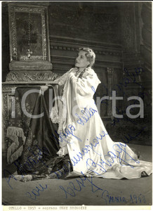 1953 BRESCIA "Otello" - Soprano Cesy BROGGINI - Foto con autografo 18x24 cm  Fotografia d'epoca, scattata in occasione della rappresentazione dell' "Otello", con autografo. CONDIZIONI: FAIR (residui cartacei e di colla al verso; minima piegatura angolare)    originale e autentica 1
