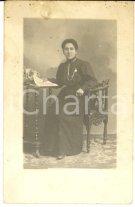 1910 ca BRESCIA Ritratto di donna con rivista illustrata *Foto cartolina VINTAGE