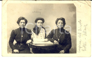 1900 ca BRESCIA Ritratto sorelle SERAFINI dal Tirolo *Foto VINTAGE cartolina Fotografia d'epoca, in formato cartolina postale.Le sorelle sono Ester, Letizia e Mary.  CONDIZIONI: POOR (piegature)    originale e autentica 1