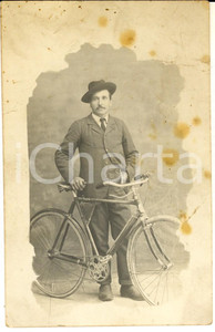 1915 ca BRESCIA Ritratto maschile con bicicletta - Foto cartolina DANNEGGIATA
