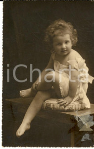 Fotografia d epoca originale 1922 BRESCIA Ritratto bambina di 3 anni con le gambe accavallate Foto cartolina 1