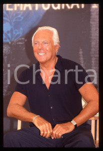Giorgio ARMANI - FESTIVAL CINEMA VENEZIA 1999 * 35 mm vintage slide 9  Diapositiva d'epoca, in formato 35 mm.Per i diritti rivolgersi a ICharta.E' severamente vietata la riproduzione. Tutti i diritti sono riservati.Nella diapositiva ICharta mette in vendita, sul negozio eBay e in esclusiva sul sito "icharta" il proprio archivio composto da numerose diapositive e negativi fotografici d'epoca, tutti originali e autentici, che attraversano la storia del costume italiano tra gli la fine degli anni Sessanta e Novanta.Si tratta di uno sguardo inedito sull'attualit&agrave;, la politica, la vita quotidiana, il gossip e la cultura, che fotografa il cambiamento della nazione in quest'ultimo scorcio del XX secolo. Un'occasione unica per il mercato del collezionismo, che vede finalmente disponibile un archivio eccezionale per vastit&agrave;, tematiche e condizioni, in un settore (il negativo fotografico e la diapositiva) di assoluta novit&agrave; e dalle interessanti prospettive di investimento.  GOOD/buono   originale e autentica 1