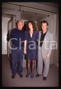 Giorgio ARMANI Lisa GOTTSEGEN e Dustin HOFFMAN - 1990 ca * 35 mm vintage slide 2  Diapositiva d'epoca, in formato 35 mm.E' severamente vietata la riproduzione. Tutti i diritti sono riservati.Nella diapositiva ICharta mette in vendita, sul negozio eBay e in esclusiva sul sito "icharta" il proprio archivio composto da numerose diapositive e negativi fotografici d'epoca, tutti originali e autentici, che attraversano la storia del costume italiano tra gli la fine degli anni Sessanta e Novanta.Si tratta di uno sguardo inedito sull'attualit&agrave;, la politica, la vita quotidiana, il gossip e la cultura, che fotografa il cambiamento della nazione in quest'ultimo scorcio del XX secolo. Un'occasione unica per il mercato del collezionismo, che vede finalmente disponibile un archivio eccezionale per vastit&agrave;, tematiche e condizioni, in un settore (il negativo fotografico e la diapositiva) di assoluta novit&agrave; e dalle interessanti prospettive di investimento.  GOOD/buono   originale e autentica 1