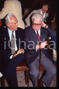 Giorgio ARMANI Luciano MINGUZZI - MILANO BRERA 1993 *35 mm vintage slide  Diapositiva d'epoca, in formato 35 mm.L'evento &egrave; la nomina di Giorgio Armani ad accademico onorario dell'Accademia di Belle Arti di Brera. Sono ritratti anche Luciano Minguzzi e Arnaldo Pomodoro.Per i diritti rivolgersi a ICharta.E' severamente vietata la riproduzione. Tutti i diritti sono riservati.Nella diapositiva ICharta mette in vendita, sul negozio eBay e in esclusiva sul sito "icharta" il proprio archivio composto da numerose diapositive e negativi fotografici d'epoca, tutti originali e autentici, che attraversano la storia del costume italiano tra gli la fine degli anni Sessanta e Novanta.Si tratta di uno sguardo inedito sull'attualit&agrave;, la politica, la vita quotidiana, il gossip e la cultura, che fotografa il cambiamento della nazione in quest'ultimo scorcio del XX secolo. Un'occasione unica per il mercato del collezionismo, che vede finalmente disponibile un archivio eccezionale per vastit&agrave;, tematiche e condizioni, in un settore (il negativo fotografico e la diapositiva) di assoluta novit&agrave; e dalle interessanti prospettive di investimento.  GOOD/buono   originale e autentica 1