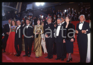 Giorgio ARMANI - FESTIVAL CINEMA CANNES 1997 * 35 mm vintage slide  Diapositiva d'epoca, in formato 35 mm.Per i diritti rivolgersi a ICharta.E' severamente vietata la riproduzione. Tutti i diritti sono riservati.Nella diapositiva ICharta mette in vendita, sul negozio eBay e in esclusiva sul sito "icharta" il proprio archivio composto da numerose diapositive e negativi fotografici d'epoca, tutti originali e autentici, che attraversano la storia del costume italiano tra gli la fine degli anni Sessanta e Novanta.Si tratta di uno sguardo inedito sull'attualit&agrave;, la politica, la vita quotidiana, il gossip e la cultura, che fotografa il cambiamento della nazione in quest'ultimo scorcio del XX secolo. Un'occasione unica per il mercato del collezionismo, che vede finalmente disponibile un archivio eccezionale per vastit&agrave;, tematiche e condizioni, in un settore (il negativo fotografico e la diapositiva) di assoluta novit&agrave; e dalle interessanti prospettive di investimento.  GOOD/buono   originale e autentica 1