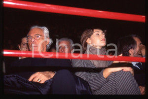 Giorgio ARMANI e Martina COLOMBARI MODA 1995 ca * 35 mm vintage slide 3  Diapositiva d'epoca, in formato 35 mm.Per i diritti rivolgersi a ICharta.E' severamente vietata la riproduzione. Tutti i diritti sono riservati.Nella diapositiva ICharta mette in vendita, sul negozio eBay e in esclusiva sul sito "icharta" il proprio archivio composto da numerose diapositive e negativi fotografici d'epoca, tutti originali e autentici, che attraversano la storia del costume italiano tra gli la fine degli anni Sessanta e Novanta.Si tratta di uno sguardo inedito sull'attualit&agrave;, la politica, la vita quotidiana, il gossip e la cultura, che fotografa il cambiamento della nazione in quest'ultimo scorcio del XX secolo. Un'occasione unica per il mercato del collezionismo, che vede finalmente disponibile un archivio eccezionale per vastit&agrave;, tematiche e condizioni, in un settore (il negativo fotografico e la diapositiva) di assoluta novit&agrave; e dalle interessanti prospettive di investimento.  GOOD/buono   originale e autentica 1