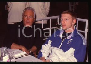 Fotografia d epoca originale Giorgio ARMANI e Boris BECKER MURATTI TIME INDOOR 1990 ca  35 mm vintage slide 1