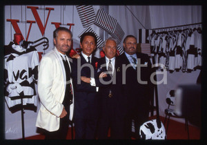 ARMANI - VALENTINO - VERSACE  - FERRÃˆ - MILANO 1992 * 35mm vintage slide 1  Diapositiva d'epoca, in formato 35 mm.Si trattava di Convivio, evento benefico per la lotta all'AIDS tenutosi a Milano nel 1992. Sono presenti gli sitlisti Gianni Versace, Valentino Garavani, Giorgio Armani e Gianfranco Ferr&egrave;.E' severamente vietata la riproduzione. Tutti i diritti sono riservati.Nella diapositiva ICharta mette in vendita, sul negozio eBay e in esclusiva sul sito "icharta" il proprio archivio composto da numerose diapositive e negativi fotografici d'epoca, tutti originali e autentici, che attraversano la storia del costume italiano tra gli la fine degli anni Sessanta e Novanta.Si tratta di uno sguardo inedito sull'attualit&agrave;, la politica, la vita quotidiana, il gossip e la cultura, che fotografa il cambiamento della nazione in quest'ultimo scorcio del XX secolo. Un'occasione unica per il mercato del collezionismo, che vede finalmente disponibile un archivio eccezionale per vastit&agrave;, tematiche e condizioni, in un settore (il negativo fotografico e la diapositiva) di assoluta novit&agrave; e dalle interessanti prospettive di investimento.  GOOD/buono   originale e autentica 1