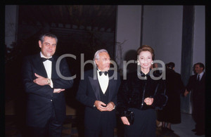 Giorgio ARMANI e Caroline LEE BOUVIER - MILANO 1990 ca * 35 mm vintage slide 11  Diapositiva d'epoca, in formato 35 mm.E' severamente vietata la riproduzione. Tutti i diritti sono riservati.Nella diapositiva ICharta mette in vendita, sul negozio eBay e in esclusiva sul sito "icharta" il proprio archivio composto da numerose diapositive e negativi fotografici d'epoca, tutti originali e autentici, che attraversano la storia del costume italiano tra gli la fine degli anni Sessanta e Novanta.Si tratta di uno sguardo inedito sull'attualit&agrave;, la politica, la vita quotidiana, il gossip e la cultura, che fotografa il cambiamento della nazione in quest'ultimo scorcio del XX secolo. Un'occasione unica per il mercato del collezionismo, che vede finalmente disponibile un archivio eccezionale per vastit&agrave;, tematiche e condizioni, in un settore (il negativo fotografico e la diapositiva) di assoluta novit&agrave; e dalle interessanti prospettive di investimento.  GOOD/buono   originale e autentica 1