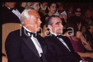 Giorgio ARMANI e Martin SCORSESE - FESTIVAL VENEZIA 1990 * 35 mm vintage slide  Diapositiva d'epoca, in formato 35 mm.Per i diritti rivolgersi a ICharta.E' severamente vietata la riproduzione. Tutti i diritti sono riservati.Nella diapositiva ICharta mette in vendita, sul negozio eBay e in esclusiva sul sito "icharta" il proprio archivio composto da numerose diapositive e negativi fotografici d'epoca, tutti originali e autentici, che attraversano la storia del costume italiano tra gli la fine degli anni Sessanta e Novanta.Si tratta di uno sguardo inedito sull'attualit&agrave;, la politica, la vita quotidiana, il gossip e la cultura, che fotografa il cambiamento della nazione in quest'ultimo scorcio del XX secolo. Un'occasione unica per il mercato del collezionismo, che vede finalmente disponibile un archivio eccezionale per vastit&agrave;, tematiche e condizioni, in un settore (il negativo fotografico e la diapositiva) di assoluta novit&agrave; e dalle interessanti prospettive di investimento.  GOOD/buono   originale e autentica 1