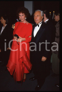 Giorgio ARMANI e Ornella VANONI - COSTUME 1990 ca * 35 mm vintage slide 4  Diapositiva d'epoca, in formato 35 mm.Per i diritti rivolgersi a ICharta.E' severamente vietata la riproduzione. Tutti i diritti sono riservati.Nella diapositiva ICharta mette in vendita, sul negozio eBay e in esclusiva sul sito "icharta" il proprio archivio composto da numerose diapositive e negativi fotografici d'epoca, tutti originali e autentici, che attraversano la storia del costume italiano tra gli la fine degli anni Sessanta e Novanta.Si tratta di uno sguardo inedito sull'attualit&agrave;, la politica, la vita quotidiana, il gossip e la cultura, che fotografa il cambiamento della nazione in quest'ultimo scorcio del XX secolo. Un'occasione unica per il mercato del collezionismo, che vede finalmente disponibile un archivio eccezionale per vastit&agrave;, tematiche e condizioni, in un settore (il negativo fotografico e la diapositiva) di assoluta novit&agrave; e dalle interessanti prospettive di investimento.  GOOD/buono   originale e autentica 1