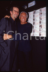 MODA Giorgio ARMANI ed Eric CLAPTON - 1995 ca * 35 mm vintage slide 3  Diapositiva d'epoca, in formato 35 mm.E' severamente vietata la riproduzione. Tutti i diritti sono riservati.Nella diapositiva ICharta mette in vendita, sul negozio eBay e in esclusiva sul sito "icharta" il proprio archivio composto da numerose diapositive e negativi fotografici d'epoca, tutti originali e autentici, che attraversano la storia del costume italiano tra gli la fine degli anni Sessanta e Novanta.Si tratta di uno sguardo inedito sull'attualit&agrave;, la politica, la vita quotidiana, il gossip e la cultura, che fotografa il cambiamento della nazione in quest'ultimo scorcio del XX secolo. Un'occasione unica per il mercato del collezionismo, che vede finalmente disponibile un archivio eccezionale per vastit&agrave;, tematiche e condizioni, in un settore (il negativo fotografico e la diapositiva) di assoluta novit&agrave; e dalle interessanti prospettive di investimento.  GOOD/buono   originale e autentica 1