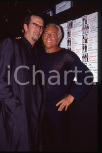Giorgio ARMANI ed Eric CLAPTON - MODA 1995 ca * 35 mm vintage slide 5  Diapositiva d'epoca, in formato 35 mm.Per i diritti rivolgersi a ICharta.E' severamente vietata la riproduzione. Tutti i diritti sono riservati.Nella diapositiva ICharta mette in vendita, sul negozio eBay e in esclusiva sul sito "icharta" il proprio archivio composto da numerose diapositive e negativi fotografici d'epoca, tutti originali e autentici, che attraversano la storia del costume italiano tra gli la fine degli anni Sessanta e Novanta.Si tratta di uno sguardo inedito sull'attualit&agrave;, la politica, la vita quotidiana, il gossip e la cultura, che fotografa il cambiamento della nazione in quest'ultimo scorcio del XX secolo. Un'occasione unica per il mercato del collezionismo, che vede finalmente disponibile un archivio eccezionale per vastit&agrave;, tematiche e condizioni, in un settore (il negativo fotografico e la diapositiva) di assoluta novit&agrave; e dalle interessanti prospettive di investimento.  GOOD/buono   originale e autentica 1