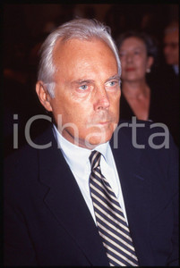 MODA Giorgio ARMANI - Stilista e imprenditore 1995 ca * 35 mm vintage slide 140  Diapositiva d'epoca, in formato 35 mm.Per i diritti rivolgersi a ICharta.E' severamente vietata la riproduzione. Tutti i diritti sono riservati.Nella diapositiva ICharta mette in vendita, sul negozio eBay e in esclusiva sul sito "icharta" il proprio archivio composto da numerose diapositive e negativi fotografici d'epoca, tutti originali e autentici, che attraversano la storia del costume italiano tra gli la fine degli anni Sessanta e Novanta.Si tratta di uno sguardo inedito sull'attualit&agrave;, la politica, la vita quotidiana, il gossip e la cultura, che fotografa il cambiamento della nazione in quest'ultimo scorcio del XX secolo. Un'occasione unica per il mercato del collezionismo, che vede finalmente disponibile un archivio eccezionale per vastit&agrave;, tematiche e condizioni, in un settore (il negativo fotografico e la diapositiva) di assoluta novit&agrave; e dalle interessanti prospettive di investimento.  GOOD/buono   originale e autentica 1