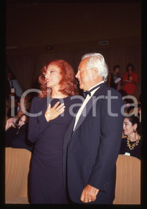 Giorgio ARMANI e MILVA - 1990 ca * 35 mm vintage slide 2  Diapositiva d'epoca, in formato 35 mm.Per i diritti rivolgersi a ICharta.E' severamente vietata la riproduzione. Tutti i diritti sono riservati.Nella diapositiva ICharta mette in vendita, sul negozio eBay e in esclusiva sul sito "icharta" il proprio archivio composto da numerose diapositive e negativi fotografici d'epoca, tutti originali e autentici, che attraversano la storia del costume italiano tra gli la fine degli anni Sessanta e Novanta.Si tratta di uno sguardo inedito sull'attualit&agrave;, la politica, la vita quotidiana, il gossip e la cultura, che fotografa il cambiamento della nazione in quest'ultimo scorcio del XX secolo. Un'occasione unica per il mercato del collezionismo, che vede finalmente disponibile un archivio eccezionale per vastit&agrave;, tematiche e condizioni, in un settore (il negativo fotografico e la diapositiva) di assoluta novit&agrave; e dalle interessanti prospettive di investimento.  GOOD/buono   originale e autentica 1