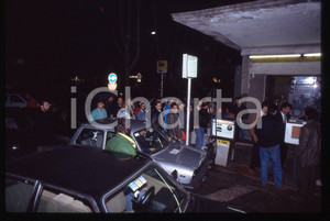 Automobilisti al distributore di benzina AGIP ROMA 1980ca *35 mm vintage slide 3