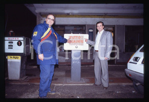 Automobilisti al distributore benzina AGIP ROMA 1980 ca * 35 mm vintage slide 11