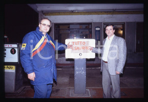Automobilisti al distributore benzina AGIP ROMA 1980 ca * 35 mm vintage slide 13