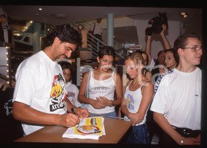 Valerio STAFFELLI firma autogradi MILANO 2000 ca 35 mm vintage slide 12 Diapositiva d'epoca, in formato 35 mm.CONDIZIONI: GOODE' severamente vietata la riproduzione. Tutti i diritti sono riservati.Nella diapositiva ICharta mette in vendita, sul negozio eBay e in esclusiva sul sito "icharta" il proprio archivio composto da numerose diapositive e negativi fotografici d'epoca, tutti originali e autentici, che attraversano la storia del costume italiano tra gli la fine degli anni Sessanta e Novanta.Si tratta di uno sguardo inedito sull'attualit&agrave;, la politica, la vita quotidiana, il gossip e la cultura, che fotografa il cambiamento della nazione in quest'ultimo scorcio del XX secolo. Un'occasione unica per il mercato del collezionismo, che vede finalmente disponibile un archivio eccezionale per vastit&agrave;, tematiche e condizioni, in un settore (il negativo fotografico e la diapositiva) di assoluta novit&agrave; e dalle interessanti prospettive di investimento.   GOOD/buono   originale e autentica 1