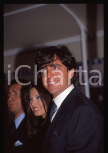 Valerio STAFFELLI Alessia MANCINI TELEGATTI MILANO 1995 ca 35 mm vintage slide 2 Diapositiva d'epoca, in formato 35 mm.E' severamente vietata la riproduzione. Tutti i diritti sono riservati.Nella diapositiva ICharta mette in vendita, sul negozio eBay e in esclusiva sul sito "icharta" il proprio archivio composto da numerose diapositive e negativi fotografici d'epoca, tutti originali e autentici, che attraversano la storia del costume italiano tra gli la fine degli anni Sessanta e Novanta.Si tratta di uno sguardo inedito sull'attualità, la politica, la vita quotidiana, il gossip e la cultura, che fotografa il cambiamento della nazione in quest'ultimo scorcio del XX secolo. Un'occasione unica per il mercato del collezionismo, che vede finalmente disponibile un archivio eccezionale per vastità, tematiche e condizioni, in un settore (il negativo fotografico e la diapositiva) di assoluta novità e dalle interessanti prospettive di investimento.   FAIR/discreto  FORMATO: 35mm originale e autentica 1