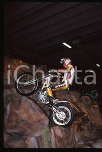 MOTOCLUB LAZZATE - Campionato TRIAL INDOOR - MILANO 2000 35 mm vintage slide 23 Diapositiva d'epoca, in formato 35 mm.CONDIZIONI: GOODE' severamente vietata la riproduzione. Tutti i diritti sono riservati.Nella diapositiva ICharta mette in vendita, sul negozio eBay e in esclusiva sul sito "icharta" il proprio archivio composto da numerose diapositive e negativi fotografici d'epoca, tutti originali e autentici, che attraversano la storia del costume italiano tra gli la fine degli anni Sessanta e Novanta.Si tratta di uno sguardo inedito sull'attualit&agrave;, la politica, la vita quotidiana, il gossip e la cultura, che fotografa il cambiamento della nazione in quest'ultimo scorcio del XX secolo. Un'occasione unica per il mercato del collezionismo, che vede finalmente disponibile un archivio eccezionale per vastit&agrave;, tematiche e condizioni, in un settore (il negativo fotografico e la diapositiva) di assoluta novit&agrave; e dalle interessanti prospettive di investimento.  GOOD/buono   originale e autentica 1