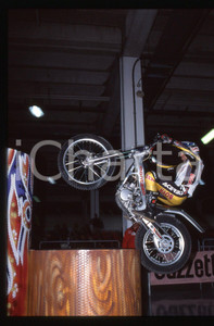 MOTOCLUB LAZZATE - Campionato TRIAL INDOOR - MILANO 2000 35 mm vintage slide 26 Diapositiva d'epoca, in formato 35 mm.CONDIZIONI: GOODE' severamente vietata la riproduzione. Tutti i diritti sono riservati.Nella diapositiva ICharta mette in vendita, sul negozio eBay e in esclusiva sul sito "icharta" il proprio archivio composto da numerose diapositive e negativi fotografici d'epoca, tutti originali e autentici, che attraversano la storia del costume italiano tra gli la fine degli anni Sessanta e Novanta.Si tratta di uno sguardo inedito sull'attualit&agrave;, la politica, la vita quotidiana, il gossip e la cultura, che fotografa il cambiamento della nazione in quest'ultimo scorcio del XX secolo. Un'occasione unica per il mercato del collezionismo, che vede finalmente disponibile un archivio eccezionale per vastit&agrave;, tematiche e condizioni, in un settore (il negativo fotografico e la diapositiva) di assoluta novit&agrave; e dalle interessanti prospettive di investimento.  GOOD/buono   originale e autentica 1