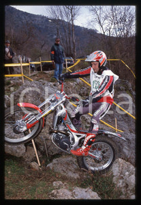 Campionato italiano TRIAL - CAVA DE' TIRRENI 2000 35 mm vintage slide 6 Diapositiva d'epoca, in formato 35 mm.CONDIZIONI: GOODE' severamente vietata la riproduzione. Tutti i diritti sono riservati.Nella diapositiva ICharta mette in vendita, sul negozio eBay e in esclusiva sul sito "icharta" il proprio archivio composto da numerose diapositive e negativi fotografici d'epoca, tutti originali e autentici, che attraversano la storia del costume italiano tra gli la fine degli anni Sessanta e Novanta.Si tratta di uno sguardo inedito sull'attualit&agrave;, la politica, la vita quotidiana, il gossip e la cultura, che fotografa il cambiamento della nazione in quest'ultimo scorcio del XX secolo. Un'occasione unica per il mercato del collezionismo, che vede finalmente disponibile un archivio eccezionale per vastit&agrave;, tematiche e condizioni, in un settore (il negativo fotografico e la diapositiva) di assoluta novit&agrave; e dalle interessanti prospettive di investimento.  GOOD/buono   originale e autentica 1