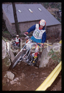 Campionato italiano TRIAL - CAVA DE' TIRRENI 2000 35 mm vintage slide 9 Diapositiva d'epoca, in formato 35 mm.CONDIZIONI: GOODE' severamente vietata la riproduzione. Tutti i diritti sono riservati.Nella diapositiva ICharta mette in vendita, sul negozio eBay e in esclusiva sul sito "icharta" il proprio archivio composto da numerose diapositive e negativi fotografici d'epoca, tutti originali e autentici, che attraversano la storia del costume italiano tra gli la fine degli anni Sessanta e Novanta.Si tratta di uno sguardo inedito sull'attualit&agrave;, la politica, la vita quotidiana, il gossip e la cultura, che fotografa il cambiamento della nazione in quest'ultimo scorcio del XX secolo. Un'occasione unica per il mercato del collezionismo, che vede finalmente disponibile un archivio eccezionale per vastit&agrave;, tematiche e condizioni, in un settore (il negativo fotografico e la diapositiva) di assoluta novit&agrave; e dalle interessanti prospettive di investimento.  GOOD/buono   originale e autentica 1