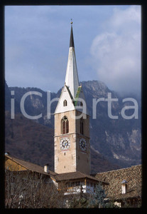 Campanile Chiesa SELVA VAL GARDENA 2000 ca 35 mm vintage slide Diapositiva d'epoca, in formato 35 mm.CONDIZIONI: GOODE' severamente vietata la riproduzione. Tutti i diritti sono riservati.Nella diapositiva ICharta mette in vendita, sul negozio eBay e in esclusiva sul sito "icharta" il proprio archivio composto da numerose diapositive e negativi fotografici d'epoca, tutti originali e autentici, che attraversano la storia del costume italiano tra gli la fine degli anni Sessanta e Novanta.Si tratta di uno sguardo inedito sull'attualit&agrave;, la politica, la vita quotidiana, il gossip e la cultura, che fotografa il cambiamento della nazione in quest'ultimo scorcio del XX secolo. Un'occasione unica per il mercato del collezionismo, che vede finalmente disponibile un archivio eccezionale per vastit&agrave;, tematiche e condizioni, in un settore (il negativo fotografico e la diapositiva) di assoluta novit&agrave; e dalle interessanti prospettive di investimento.  GOOD/buono   originale e autentica 1