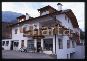 SÖLVA IMPORT Racing SUSPENSIONS SELVA VAL GARDENA 2000 ca 35 mm vintage slide 4 Diapositiva d'epoca, in formato 35 mm.CONDIZIONI: GOODE' severamente vietata la riproduzione. Tutti i diritti sono riservati.Nella diapositiva ICharta mette in vendita, sul negozio eBay e in esclusiva sul sito "icharta" il proprio archivio composto da numerose diapositive e negativi fotografici d'epoca, tutti originali e autentici, che attraversano la storia del costume italiano tra gli la fine degli anni Sessanta e Novanta.Si tratta di uno sguardo inedito sull'attualit&agrave;, la politica, la vita quotidiana, il gossip e la cultura, che fotografa il cambiamento della nazione in quest'ultimo scorcio del XX secolo. Un'occasione unica per il mercato del collezionismo, che vede finalmente disponibile un archivio eccezionale per vastit&agrave;, tematiche e condizioni, in un settore (il negativo fotografico e la diapositiva) di assoluta novit&agrave; e dalle interessanti prospettive di investimento.  GOOD/buono   originale e autentica 1