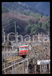 Trenino panoramico SELVA VAL GARDENA 2000 ca 35 mm vintage slide Diapositiva d'epoca, in formato 35 mm.CONDIZIONI: GOODE' severamente vietata la riproduzione. Tutti i diritti sono riservati.Nella diapositiva ICharta mette in vendita, sul negozio eBay e in esclusiva sul sito "icharta" il proprio archivio composto da numerose diapositive e negativi fotografici d'epoca, tutti originali e autentici, che attraversano la storia del costume italiano tra gli la fine degli anni Sessanta e Novanta.Si tratta di uno sguardo inedito sull'attualit&agrave;, la politica, la vita quotidiana, il gossip e la cultura, che fotografa il cambiamento della nazione in quest'ultimo scorcio del XX secolo. Un'occasione unica per il mercato del collezionismo, che vede finalmente disponibile un archivio eccezionale per vastit&agrave;, tematiche e condizioni, in un settore (il negativo fotografico e la diapositiva) di assoluta novit&agrave; e dalle interessanti prospettive di investimento.  GOOD/buono   originale e autentica 1