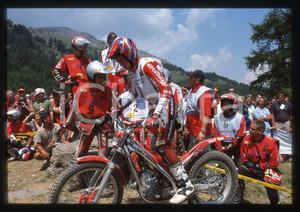 World TRIAL Championship 2003 - SESTRIERE 2003 35 mm vintage slide 30 Diapositiva d'epoca, in formato 35 mm.CONDIZIONI: GOODE' severamente vietata la riproduzione. Tutti i diritti sono riservati. ICharta mette in vendita, sul negozio eBay e in esclusiva sul sito "icharta" il proprio archivio composto da numerose diapositive e negativi fotografici d'epoca, tutti originali e autentici, che attraversano la storia del costume italiano tra gli la fine degli anni Sessanta e Novanta.Si tratta di uno sguardo inedito sull'attualità, la politica, la vita quotidiana, il gossip e la cultura, che fotografa il cambiamento della nazione in quest'ultimo scorcio del XX secolo. Un'occasione unica per il mercato del collezionismo, che vede finalmente disponibile un archivio eccezionale per vastità, tematiche e condizioni, in un settore (il negativo fotografico e la diapositiva) di assoluta novità e dalle interessanti prospettive di investimento.  GOOD/buono   originale e autentica 1