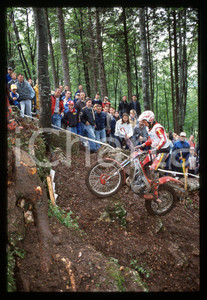 Campionato italiano TRIAL 2002 - BOSCO CHIESANUOVA 2002 35 mm vintage slide 5 Diapositiva d'epoca, in formato 35 mm.CONDIZIONI: GOODE' severamente vietata la riproduzione. Tutti i diritti sono riservati.Nella diapositiva ICharta mette in vendita, sul negozio eBay e in esclusiva sul sito "icharta" il proprio archivio composto da numerose diapositive e negativi fotografici d'epoca, tutti originali e autentici, che attraversano la storia del costume italiano tra gli la fine degli anni Sessanta e Novanta.Si tratta di uno sguardo inedito sull'attualit&agrave;, la politica, la vita quotidiana, il gossip e la cultura, che fotografa il cambiamento della nazione in quest'ultimo scorcio del XX secolo. Un'occasione unica per il mercato del collezionismo, che vede finalmente disponibile un archivio eccezionale per vastit&agrave;, tematiche e condizioni, in un settore (il negativo fotografico e la diapositiva) di assoluta novit&agrave; e dalle interessanti prospettive di investimento.  GOOD/buono   originale e autentica 1