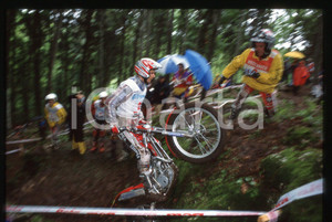 Campionato italiano TRIAL 2002 - BOSCO CHIESANUOVA 2002 35 mm vintage slide 14 Diapositiva d'epoca, in formato 35 mm.CONDIZIONI: GOODE' severamente vietata la riproduzione. Tutti i diritti sono riservati.Nella diapositiva ICharta mette in vendita, sul negozio eBay e in esclusiva sul sito "icharta" il proprio archivio composto da numerose diapositive e negativi fotografici d'epoca, tutti originali e autentici, che attraversano la storia del costume italiano tra gli la fine degli anni Sessanta e Novanta.Si tratta di uno sguardo inedito sull'attualit&agrave;, la politica, la vita quotidiana, il gossip e la cultura, che fotografa il cambiamento della nazione in quest'ultimo scorcio del XX secolo. Un'occasione unica per il mercato del collezionismo, che vede finalmente disponibile un archivio eccezionale per vastit&agrave;, tematiche e condizioni, in un settore (il negativo fotografico e la diapositiva) di assoluta novit&agrave; e dalle interessanti prospettive di investimento.  GOOD/buono   originale e autentica 1